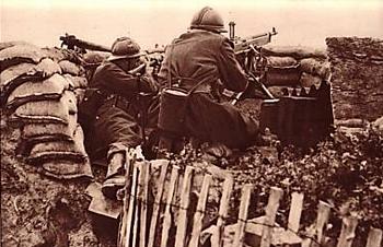 Belgische soldaten in stelling met een Coltmitrailleur